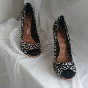 Black & white print open-toed and wooden heels